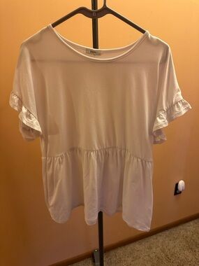 JODIFL White Ruffle Sleeve Peplum Tee